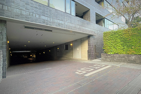 駐車場出入口｜南青山テラス　常盤松フォレスト